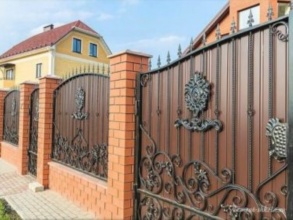 Кирпичный забор с ковкой  150 метров фото в Старой Купавне