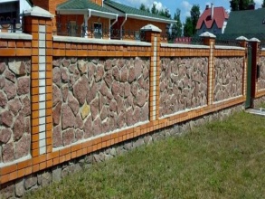 Кирпичный забор с камнем 12 метров фото в Старой Купавне