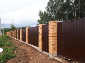 Кирпичный забор на ленточном фундаменте 12 метров фото в Старой Купавне