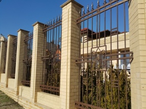 Кирпичный забор с ковкой  10 метров фото в Старой Купавне
